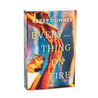 Buchtitel: "Everything on Fire" von Kerry Downes. Dynamische, farbenfrohe Illustration von zwei sich berührenden Händen.