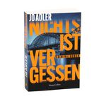 "Nichts ist vergessen", Jo Adler, Kriminalroman, HarperCollins. Cover zeigt Brücke über Wasser in Abenddämmerung.