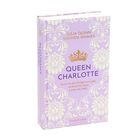 "Queen Charlotte: Bevor es die Bridgertons gab, veränderte diese Liebe die Welt." Buchcover in Flieder mit Krone und Mustern.