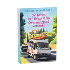 Ein bunter Buchumschlag zeigt ein Wohnmobil voller fröhlicher Menschen, darüber ein rotes Kajak. Text: "Sie haben Ihr Hörgerät im Swimmingpool versenkt" von Sybille Bullatschek.