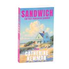 „SANDWICH: Ein fast perfekter Sommer“ von Catherine Newman. Strandhaus mit Dünen im Hintergrund.