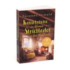 Der Text: "Susanne Oswald, Kaminträume im kleinen Strickladen in den Highlands." Gemütliches Wohnzimmer mit Kamin und Sessel.