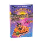 SUMMERWEEN: Eine schaurig schöne Romance von Joss Wood. Illustration mit Frau im Hexenhut in einem Kürbis-Badereifen auf Wasser.