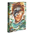 "Windwalkers - Helden der Lüfte" von Katja Brandis. Bild: Ein lächelnder Junge mit Tiergesicht und Federn umgeben.