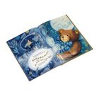 Hab ich dir heute schon gesagt, wie lieb ich dich immer hab? Illustration eines Kuschelbärs vor einem blauen Hintergrund.