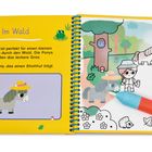 "Im Wald. Finde das Pony, das einen Strohhut trägt." Illustration mit Ponys, einem Kind, einem Baum und einer Farbpalette.