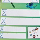 Illustration mit Drache, Rad mit bunten Dreiecken, grüner Hintergrund. Weiße Felder mit blauen Xen und Punkten.