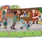 Findet im Bild: die Flöte, der Weihnachtsmann, der Engel, die Bratwurst, die Schneekugel, der Nussknacker, die Nüsse. 
Weihnachtlicher Markt mit geschmückten Ständen, einem Weihnachtsmann, und Kinder mit einem Kinderwagen.