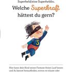 Text über Kreativität und Superkräfte. Illustration: Kind im Superheldenkostüm mit "S" auf der Brust, fliegt fröhlich.