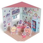 Das Wort "MENU" ist auf einer Tafel geschrieben. Illustration eines niedlichen Cafés mit Tierfiguren und Gebäck.