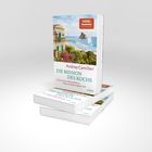 Zwei Stapel Bücher. Titel: "Die Mission des Kochs" von Andrea Camilleri. Sommerlandschaft mit Meer und Segelboot.