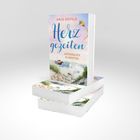 "Herzgezeiten: Küstenglück in Greetsiel" von Anja Seefeld. Illustration: Boot, Meer, Strand und Drachen in Pastelltönen.