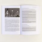 Seitenzahlen: 118 und 119. Kapitel 7.4.1: "In die Entspannung rutschen". Schwarz-Weiß-Foto von drei sitzenden, entspannten Personen.