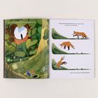 Links oben: "Aber Julian wusste nicht, dass er beobachtet wurde." Rechts oben: "Eines Abends schlich der Fuchs um sein Haus..." Darunter drei Bilder eines Fuchses, der ein Fenster erreicht. Links eine Illustration: eine Maus mit Blumen, ein großes Auge blickt aus einem Baumloch, von Pflanzen umgeben.