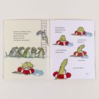 Zwei Seiten aus einem Kinderbuch mit einem kleinen, ängstlichen Krokodil in einem Rettungsring und mehreren Krokodilen.