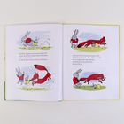 Seiten aus einem Kinderbuch: Ein Angsthase läuft mit einem kleinen Hasen vor einem Fuchs weg. Dann zieht der Angsthase den Fuchs am Schwanz.