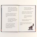 Doppelseite eines Buches: Links und rechts Text. Unten rechts eine Illustration einer schwarzen Katze mit leuchtenden Augen.