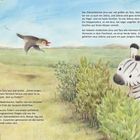 Ein kleines Zebra im Grasland, begleitet von einem Vogel. Ein Baum im Vordergrund, Zebras im Hintergrund. Malstil: Illustration.