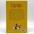 „Ein Neuanfang in der Stadt der Blumen“ steht oben auf gelbem Hintergrund. Darunter ist ein Text. Unten florales Muster.