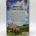 Erben auf Schottisch. Ein Erlebnis mit Haggis, Shortbread, Whisky. Ein Schaf steht vor einer hügeligen Landschaft mit Blumen.