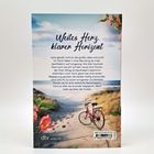 Weites Herz, klaren Horizont. Text über Lena, die als Inselapothekerin auf Langeoog arbeitet. Szenerie mit Fahrrad am Strand.