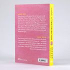 Buchrückentext im Stil eines rosafarbenen Covers. Gelbe Hervorhebungen: "PARIS, 1999.", "PARIS, 2019." Seitentitel: "NÄCHSTES MAL".