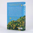 Rückseite eines Buches mit blauer Farbgebung, gelbem Text und gelben Blumen am unteren Rand. Links Zitat von Beth O'Leary.