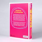 Rücken eines Buches mit gelbem Text: "Orientierung im Erziehungschaos". Rosa Hintergrund mit weiteren Texten über Erziehung.