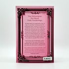 Vier Schwestern. Ein Mord. Viele Verdächtige. Kommentar von Stephanie Garber. Pinker Hintergrund mit Zierrahmen.