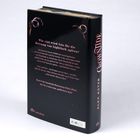 "Wie viel wird Isla für die Rettung von Lightlark opfern?" Text auf dunklem Buchcover, mit roten Verzierungen.
