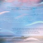 Zitate über Bücher. Hintergrund ist eine malerische Küstenszene mit Stränden und Möwen am Himmel.