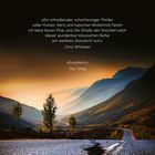 "Ein mitreißender, scharfsinniger Thriller" steht vor einer malerischen Berglandschaft mit einer Straße und Bäumen im Abendlicht.