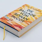 "Die Ballade von Ronan McCoy" von Colin Morgan. Bunte Buchumschlaggestaltung mit gelbem Lesezeichen.