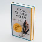 „GANZ NORMAL MEDIAL“ von Vanessa Spaleck. Bild einer Person auf einem Sofa, gelber Hintergrund.