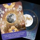 Zwei Karten mit Mondmotiven. Eine zeigt "1" und den Text: "ICH BIN SELBST FÜR MEINE INNERE RUHE VERANTWORTLICH. NIEMAND SONST KANN SIE MIR GEBEN."