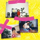 Oben links "TELETUBBIES" auf einem Fernseher. Drei Fotos, darunter Kinder im Wohnzimmer, Hintergrund gelb mit Muster.