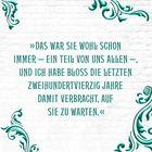 „Das war sie wohl schon immer - ein Teil von uns allen -, und ich habe bloß die letzten zweihundertvierzig Jahre damit verbracht, auf sie zu warten.“ Verziert mit grünen Ornamenten auf einem weißen Hintergrund.