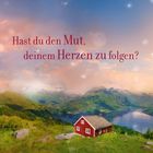 "Hast du den Mut, deinem Herzen zu folgen?" vor Landschaft mit rotem Häuschen, Bergen und See im Sonnenuntergang.