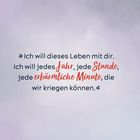 „Ich will dieses Leben mit dir... jede erbärmliche Minute.“ Hintergrund in sanftem Lila und Grau.