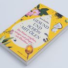 Buchcover: "GESUND UND SCHÖN MIT ÖLEN" von Anna Cavelius. Gelber Hintergrund, Pflanzen und ein Löffel mit Öl.