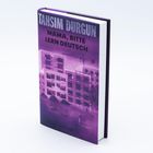 „TAHSIM DURGUN, MAMA, BITTE LERN DEUTSCH“. Lila Buchcover mit einem Gebäude und kleinen Figuren im Vordergrund.