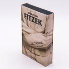 "Sebastian Fitzek - Die Therapie, Psychothriller" steht auf dem Buchcover; es zeigt verschränkte Arme in einer Zwangsjacke.