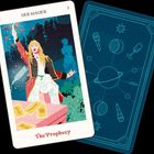 Karte mit der Aufschrift "DER MAGIER" und "The Prophecy", zeigt eine zauberhafte Szene mit Person in bunter Kleidung.