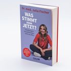 "Dr. med. Julia Fischer. WAS STIMMT DENN JETZT? Orientierung im Gesundheitschaos – online wie offline." Frau sitzt lächelnd.