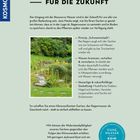 DEN GARTEN GESTALTEN FÜR DIE ZUKUNFT. Prinzip „Schwammstadt“. Wasser bremsen, verteilen & versickern. Neuer Text in einem Kreis: OHNE WASSER KEIN LEBEN. Unten Zitat über Widerstandsfähigkeit des Gartens. Links blaues Logo: KOSMOS. Enthält farbiges Foto eines grünen Gartens mit Wegen.