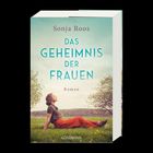 "Das Geheimnis der Frauen" von Sonja Roos. Frau sitzt in Wiese, lehnt sich zurück. Himmel im Hintergrund.