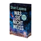 "Was sie nicht weiss" von Shari Lapena, Thriller. Ein Auto fährt nachts durch eine von Bäumen gesäumte Straße.