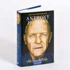 Die Autobiografie von Anthony Hopkins mit dem Titel „We Did Ok, Kid“ auf einem Buchcover mit seinem Porträt.