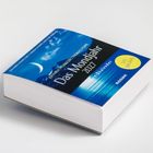 „Das Mondjahr 2027“ steht auf dem Kalender. Ein Halbmond über einem blauen Nachthimmel mit Wasser spiegelt Mondlicht.