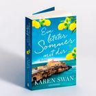 "Ein letzter Sommer mit dir" von Karen Swan. Buchcover mit Zitronen und Küstenlandschaft.